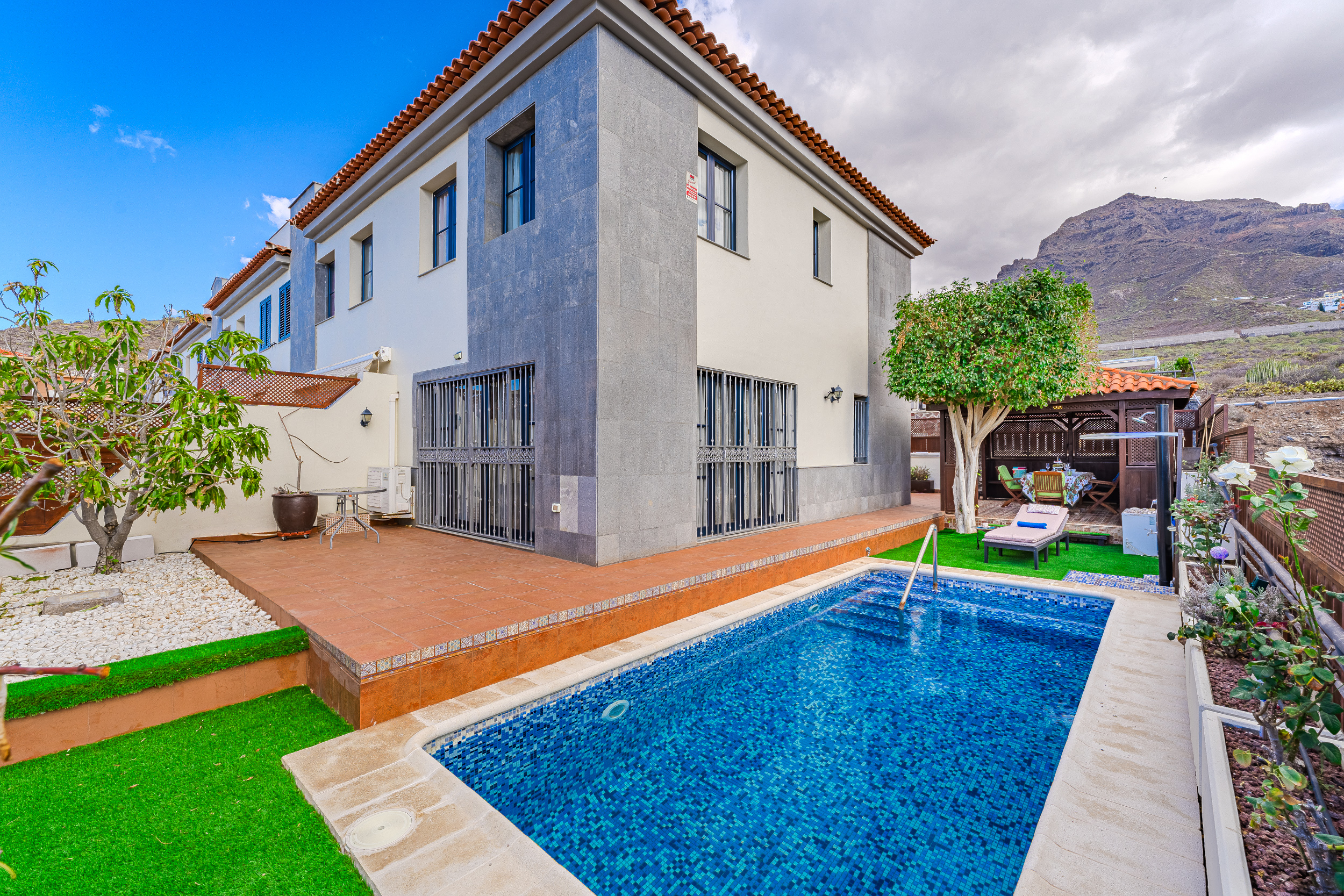 TOWNHOUSE FOR SALE IN CORNER MIRADOR DEL DUQUE